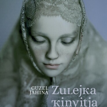 Zulejka Kinyitja A Szemét